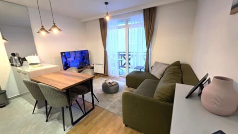 TV and multimedia, Kitchen or kitchenette, Living room, Seating area, Dining area