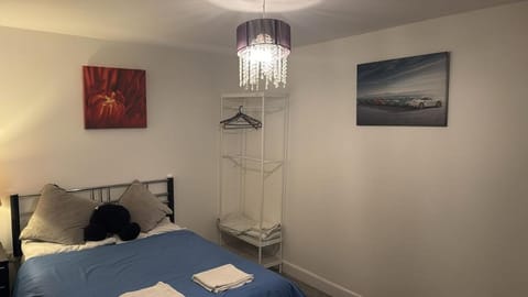 GloxHome House Apartment in Gloucester