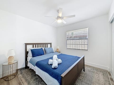 3BR Lake Front Getaway House in North Lauderdale