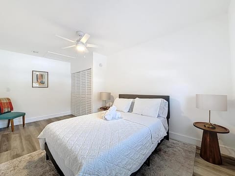 3BR Lake Front Getaway House in North Lauderdale