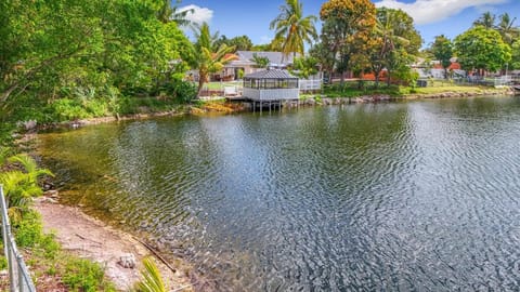 3BR Lake Front Getaway House in North Lauderdale