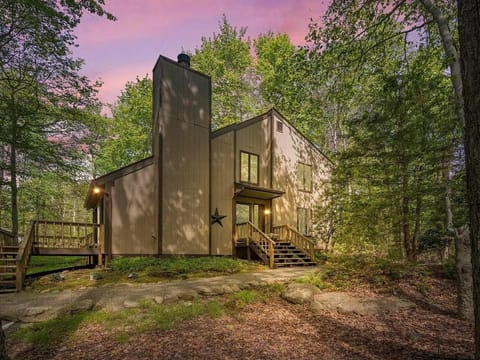 Lake Naomi Retreat Family Fun & Games House in Pocono Pines