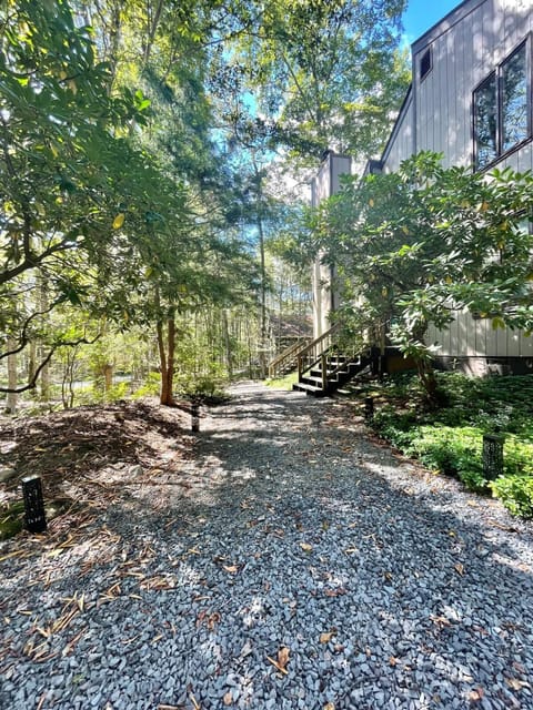 Lake Naomi Retreat Family Fun & Games House in Pocono Pines