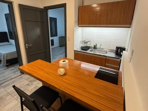 Coffee/tea facilities, Kitchen or kitchenette, Dining area, oven, stove, toaster