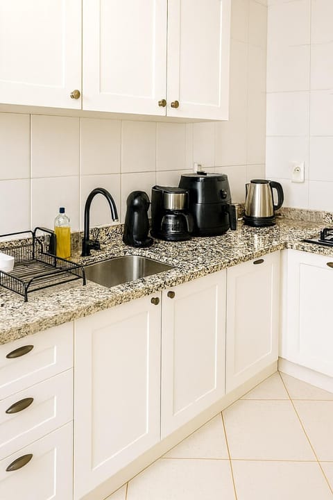 Coffee/tea facilities, Kitchen or kitchenette, stove