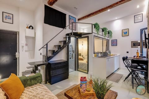 Communal lounge/ TV room, TV and multimedia, Kitchen or kitchenette, Living room, Seating area, Dining area