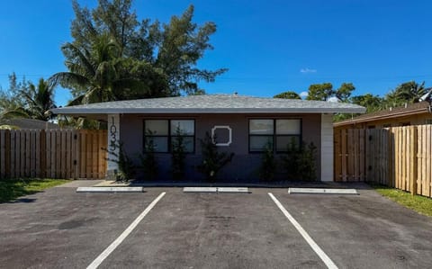 20 Off The Jungle House 10 min Beach & FLL Airport Apartment in Fort Lauderdale