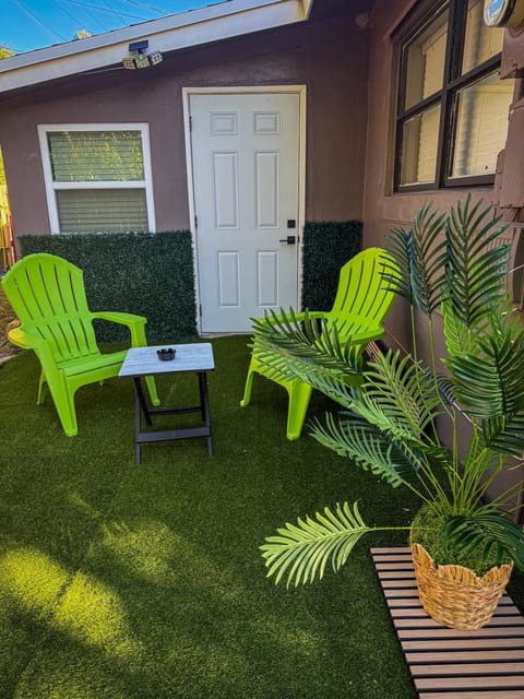 20 Off The Jungle House 10 min Beach & FLL Airport Apartment in Fort Lauderdale