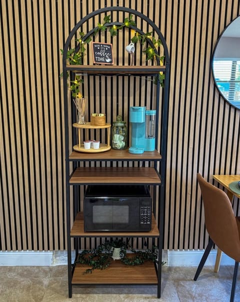 20 Off The Jungle House 10 min Beach & FLL Airport Apartment in Fort Lauderdale