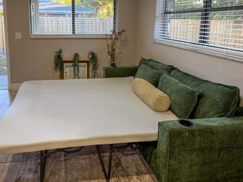 20 Off The Jungle House 10 min Beach & FLL Airport Apartment in Fort Lauderdale