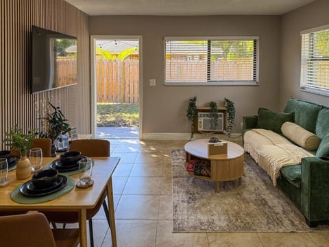 20 Off The Jungle House 10 min Beach & FLL Airport Apartment in Fort Lauderdale