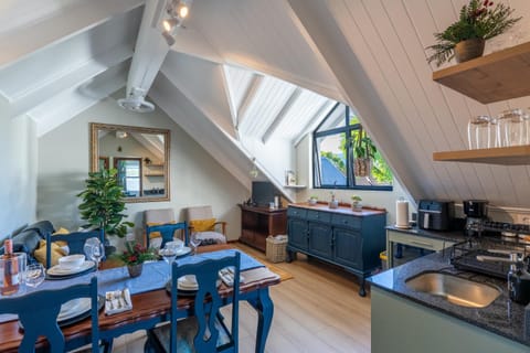 Kitchen or kitchenette, Seating area, Dining area