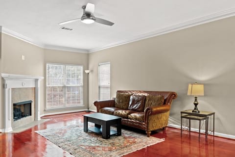 Private Fenced Yard • Sleeps 10 • Mins to Malls House in Evans