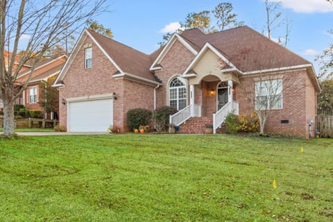 Private Fenced Yard • Sleeps 10 • Mins to Malls House in Evans