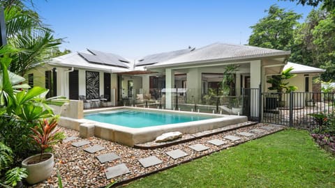 Property building, Garden, Swimming pool, Swimming pool