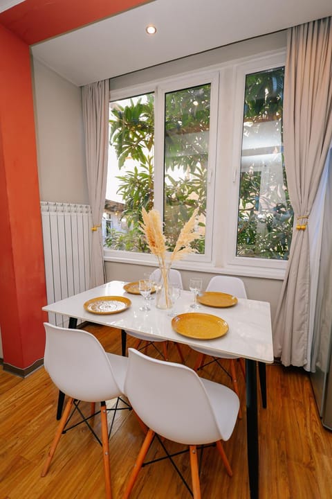 Seating area, Dining area