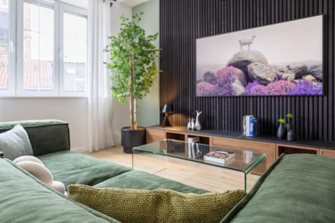 TV and multimedia, Living room, Decorative detail, Seating area