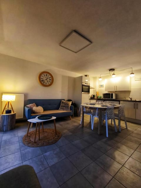 Kitchen or kitchenette, Seating area, Dining area, stove