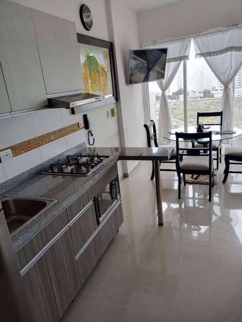 TV and multimedia, Kitchen or kitchenette, Dining area, stove