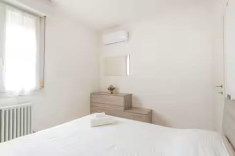 Bed, Photo of the whole room, Bedroom, internet, air conditioner