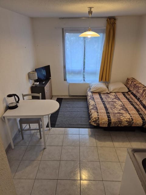 Bed, Living room