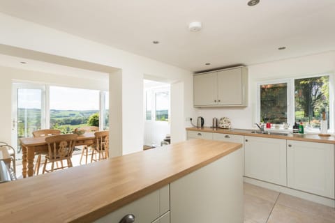 Kitchen or kitchenette, Dining area, dishwasher, stove