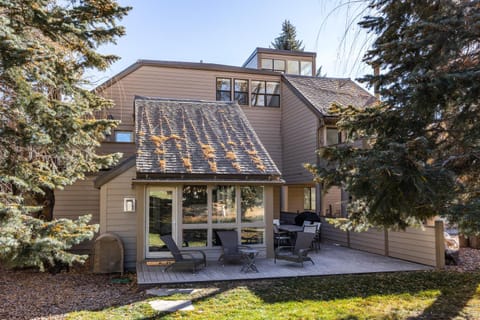 Prime Location, Modern Mountain Charm, Hot Tub, Sleeps 10, Close to Skiing and Dining! House in Park City
