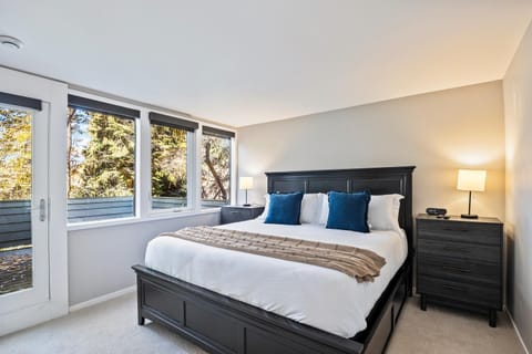 Prime Location, Modern Mountain Charm, Hot Tub, Sleeps 10, Close to Skiing and Dining! House in Park City