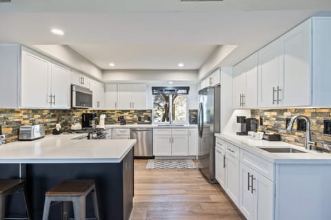 Prime Location, Modern Mountain Charm, Hot Tub, Sleeps 10, Close to Skiing and Dining! House in Park City