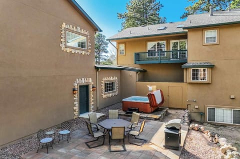 Luxury Retreat with Hot Tub Fire Pit & Forest Views House in Black Forest