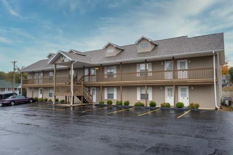 Refreshed! Cozy Condo, Loft King Bed 3 miles to the Strip! Apartment in Branson