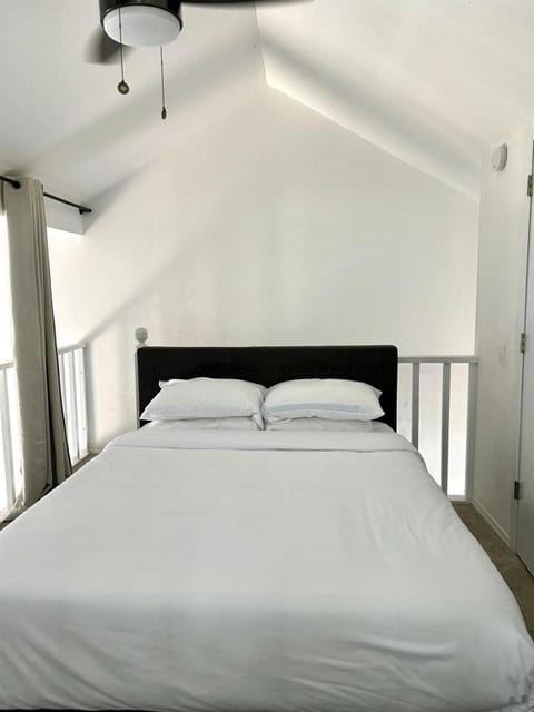 Refreshed! Cozy Condo, Loft King Bed 3 miles to the Strip! Apartment in Branson