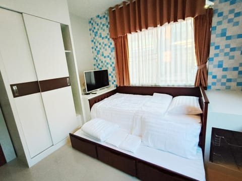 Bed, TV and multimedia, Photo of the whole room, Bedroom, wardrobe