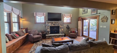 Better At The Lake- 4 bedroom with Hot Tub House in Deep Creek Lake