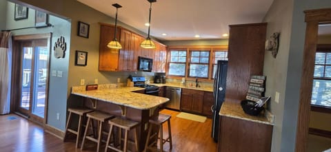 Better At The Lake- 4 bedroom with Hot Tub House in Deep Creek Lake