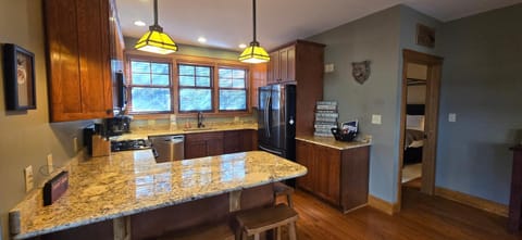 Better At The Lake- 4 bedroom with Hot Tub House in Deep Creek Lake