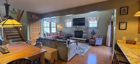 Better At The Lake- 4 bedroom with Hot Tub House in Deep Creek Lake