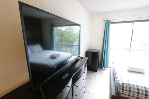 Beautiful 2 Queed Beds Apart in BH Apartment in Beverly Hills