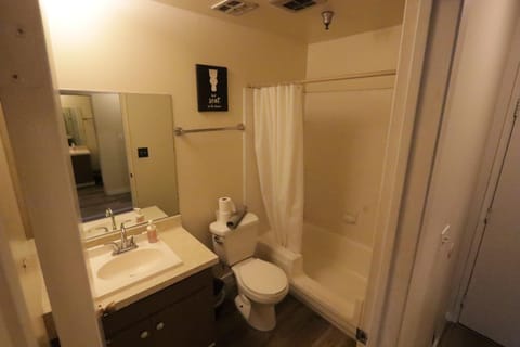 Beautiful 2 Queed Beds Apart in BH Apartment in Beverly Hills