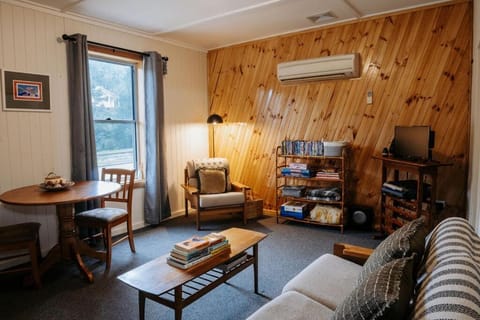 Little Yellow Cottage Queenstown House in Queenstown