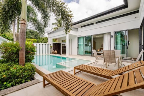Property building, Patio, Garden view, Swimming pool, sunbed