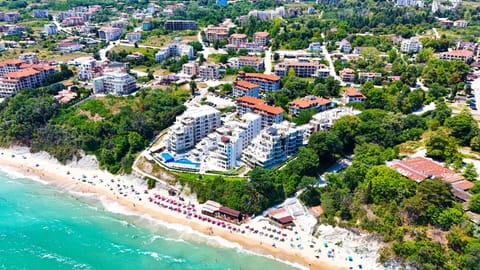 Property building, Day, Neighbourhood, Natural landscape, Bird's eye view, Beach, City view, Pool view, Sea view, Swimming pool