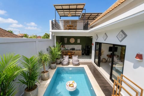 Property building, Patio, Balcony/Terrace, Swimming pool, sunbed