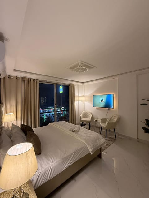 Bed, TV and multimedia, Photo of the whole room, Bedroom