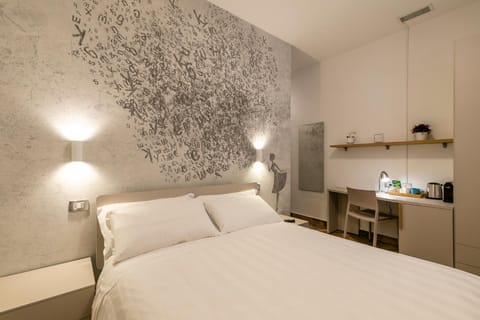 Bed, Bedroom, minibar