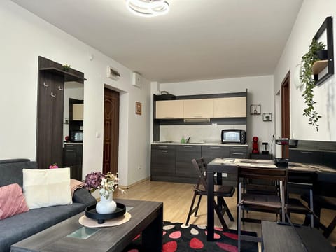 TV and multimedia, Kitchen or kitchenette, Living room, Seating area, Dining area