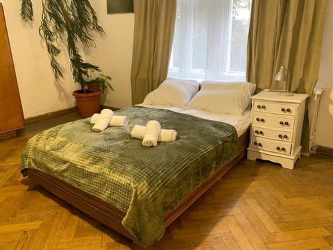 Bed, Photo of the whole room, Bedroom, towels