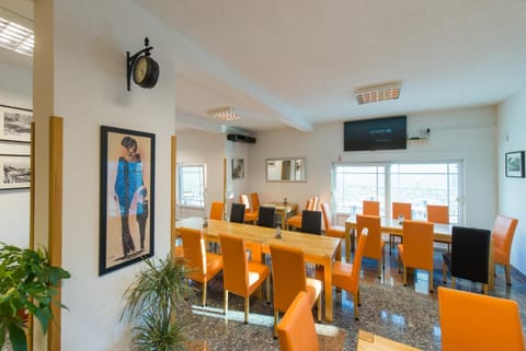 Restaurant/places to eat, TV and multimedia