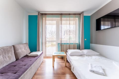 Bed, TV and multimedia, Living room, Photo of the whole room, Seating area, Bedroom, towels