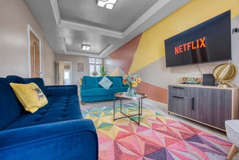 Communal lounge/ TV room, TV and multimedia, Living room, Seating area, Evening entertainment